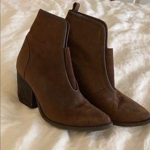 Like new Size 7 Jeffrey Campbell ankle boots